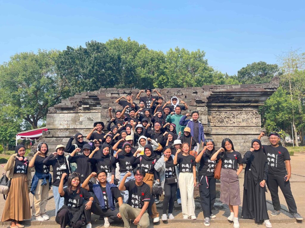 Peserta RMB Pare mengikuti upacara HUT RI ke-79 di Candi Tegowangi
